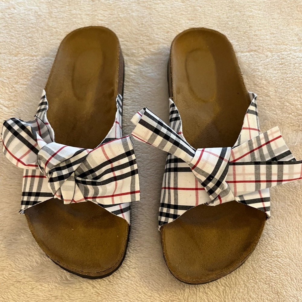 Summer sandals with cloth tied bow on top